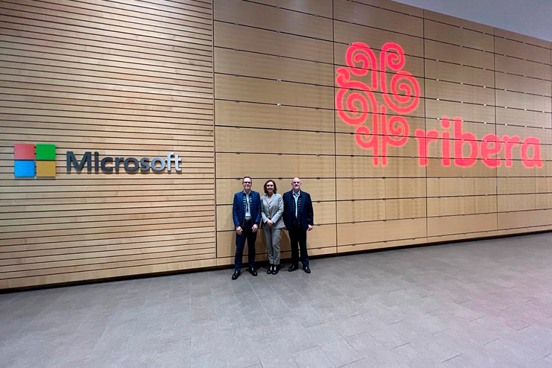 Manu Bosch, Elisa Tarazona y Alberto de Rosa, en la sede de Microfost en Seattle