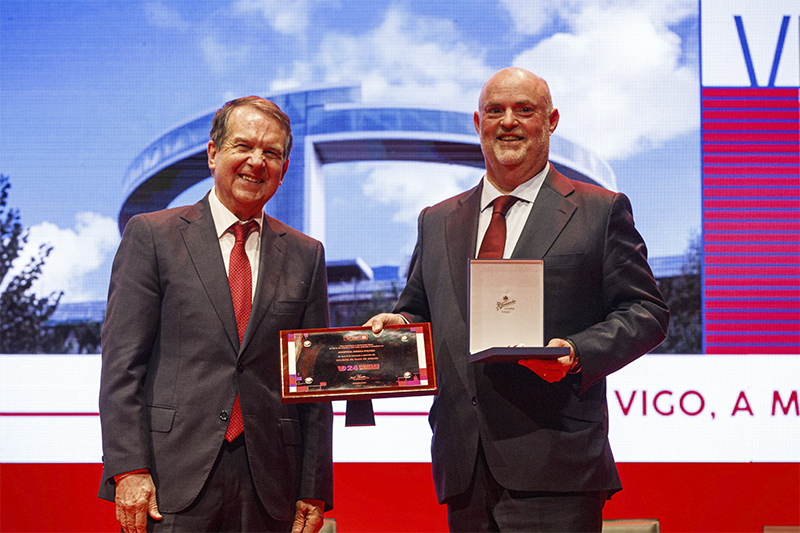 Alberto de Rosa recibe la medalla de oro de Vigo